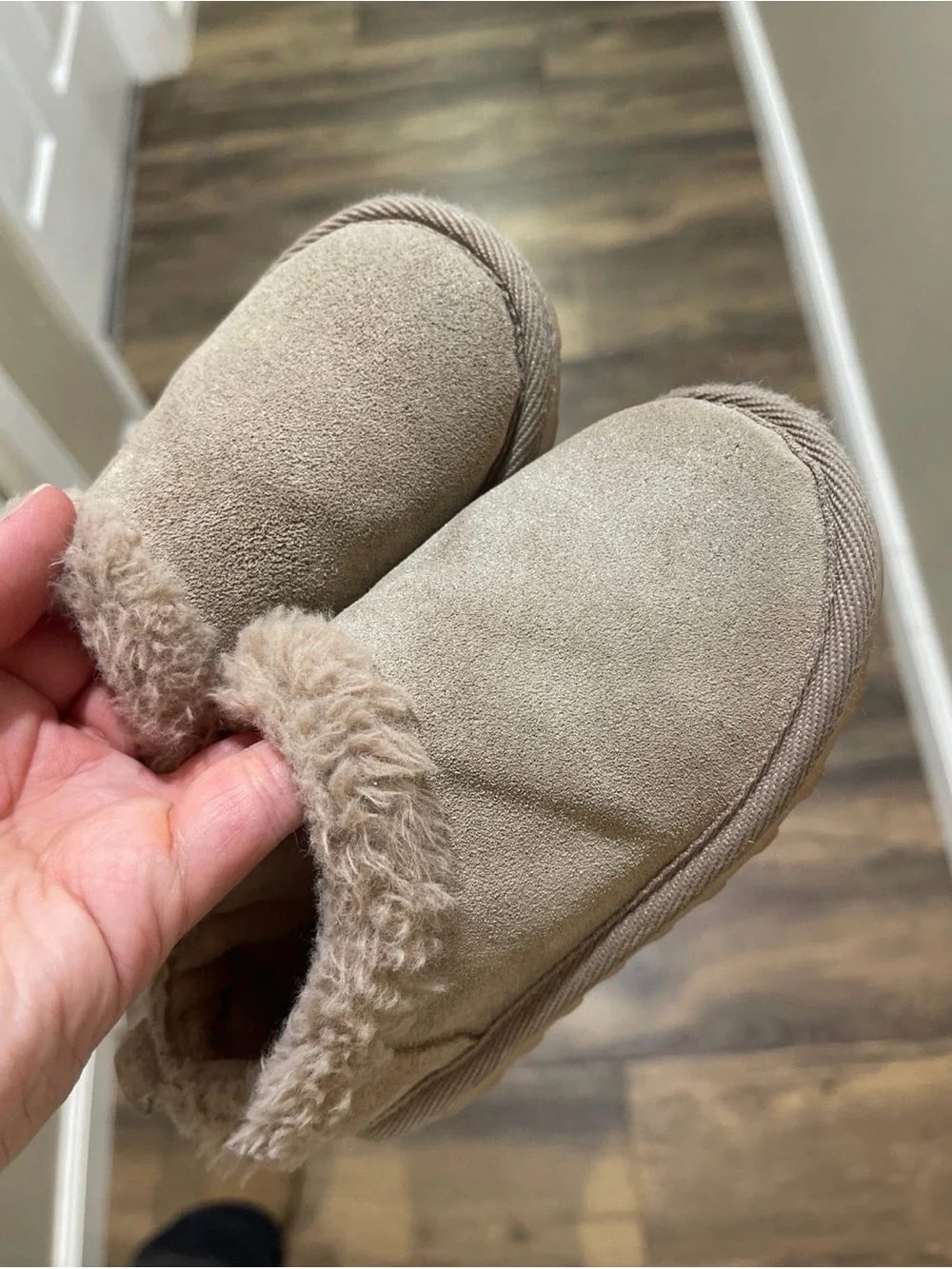 BEARPAW Kids Size 8 Faux Fur Suede Slip-On Slippers Beige